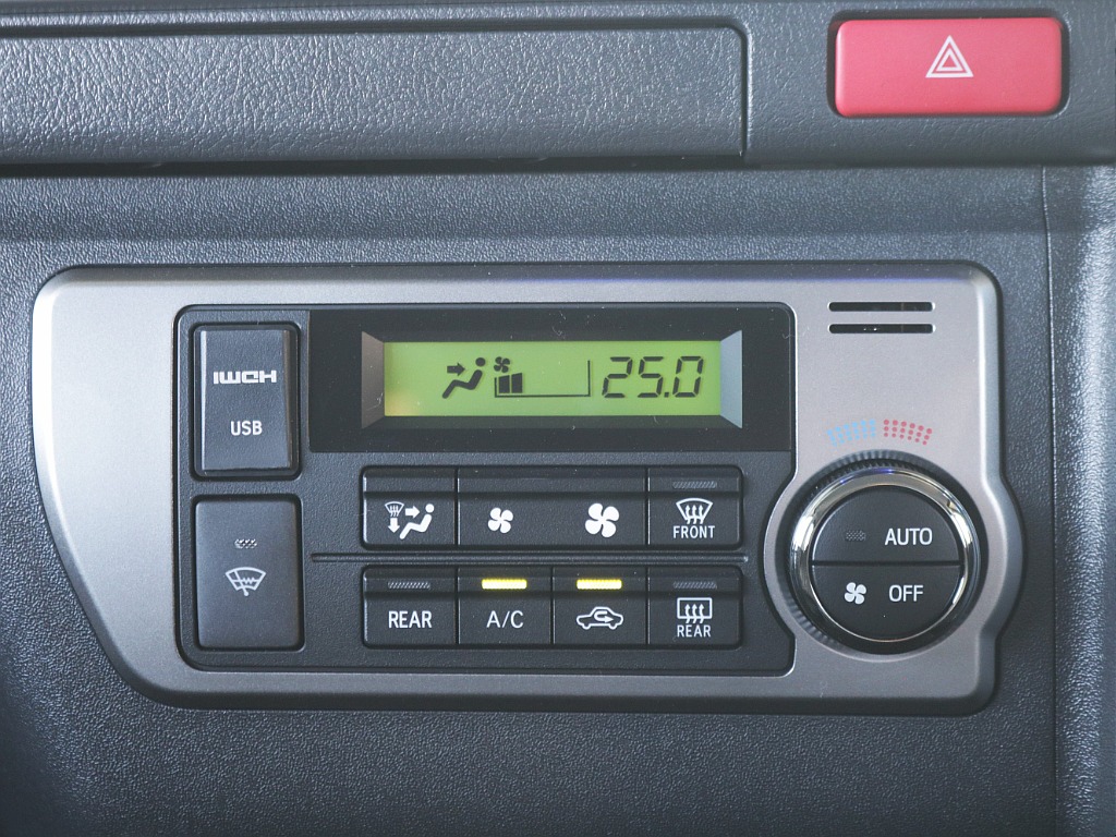 エアコンパネル・HDMI/USBポート