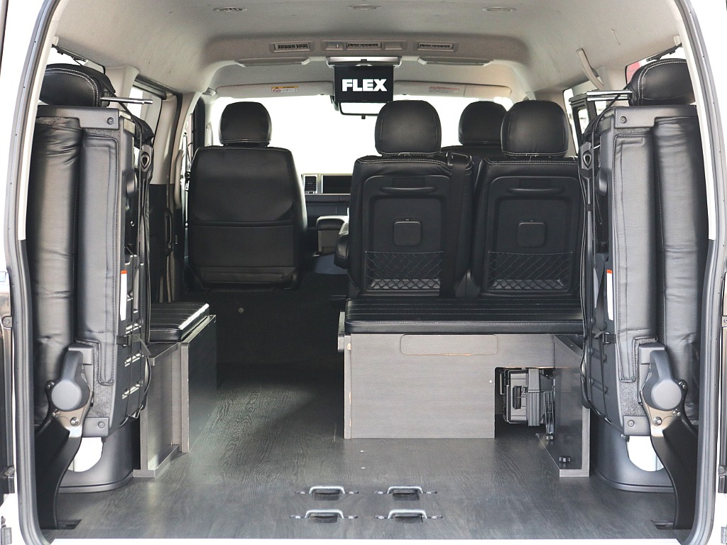 跳ね上げ可能で荷物スペースも広々！