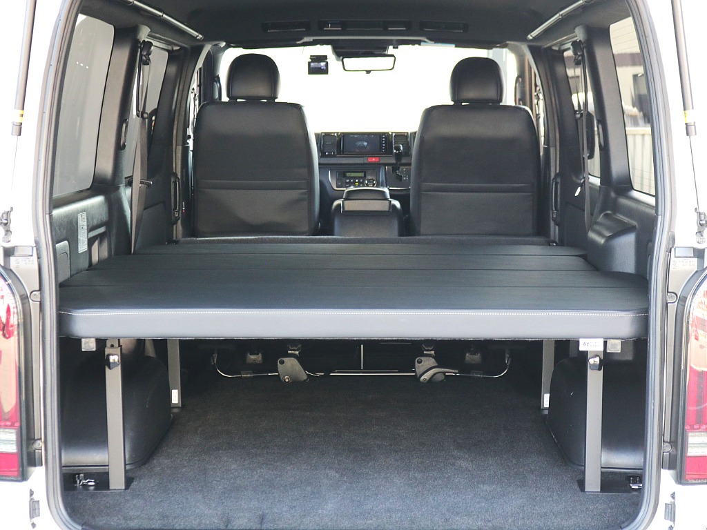 セカンドシートを倒せば、フルフラット可能