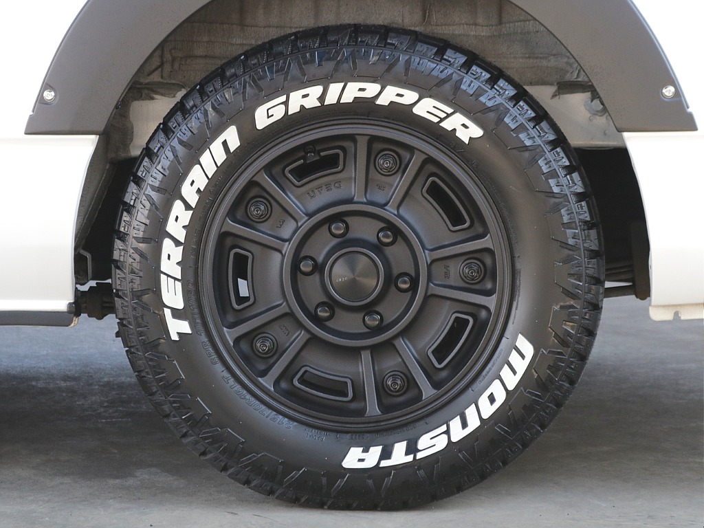 オリジナル16インチアルミホイール・モンスタータイヤA/T