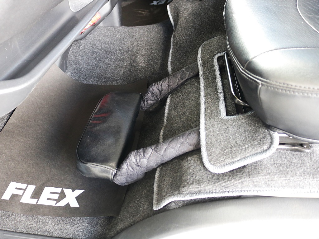 助手席側クッション付きフットレスト