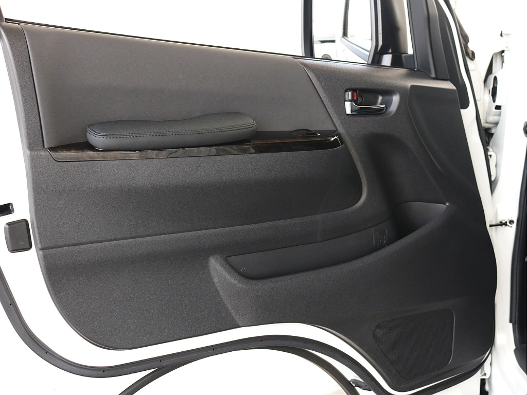 ドアパネルアームレスト付き