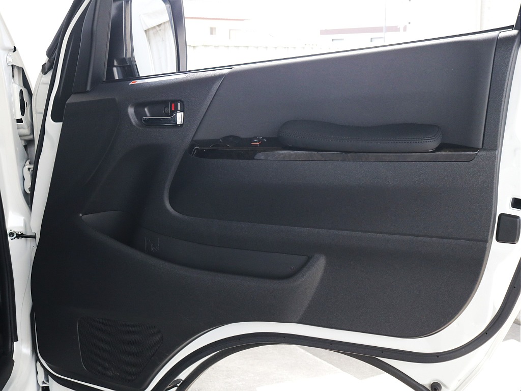 ドアパネルアームレスト付き