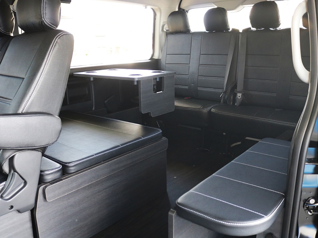 対面で軽食やデスクワークも可能！