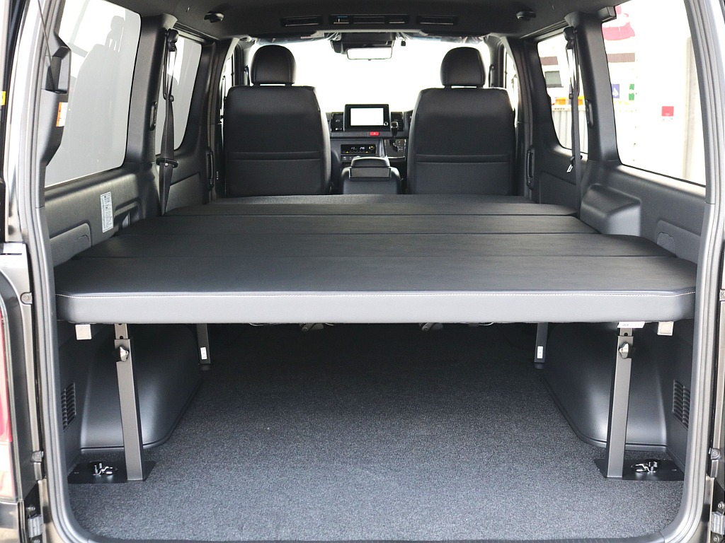 セカンドシート背もたれを倒せば、フルフラット可能