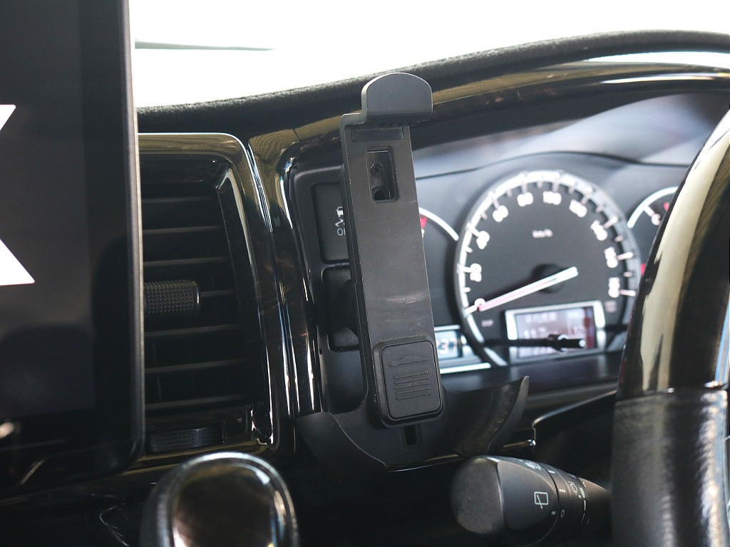 運転席側スマホホルダー付き
