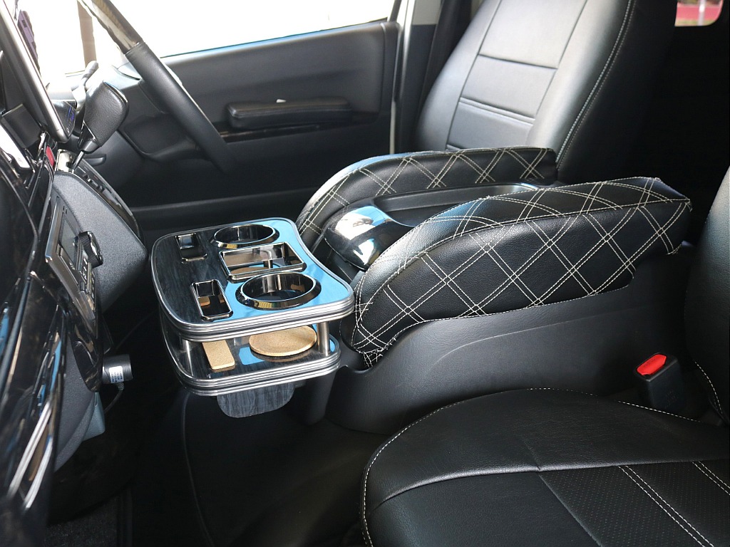 社外アームレスト・カップホルダー付き