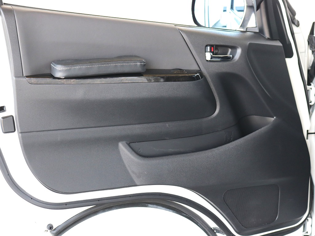 ドアパネルアームレスト付き