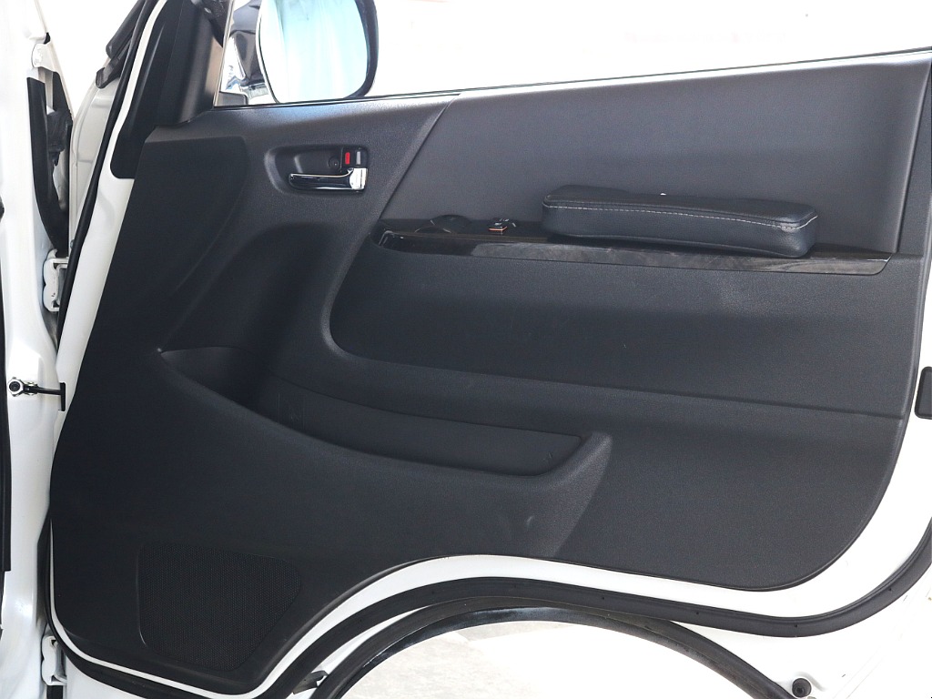 ドアパネルアームレスト付き