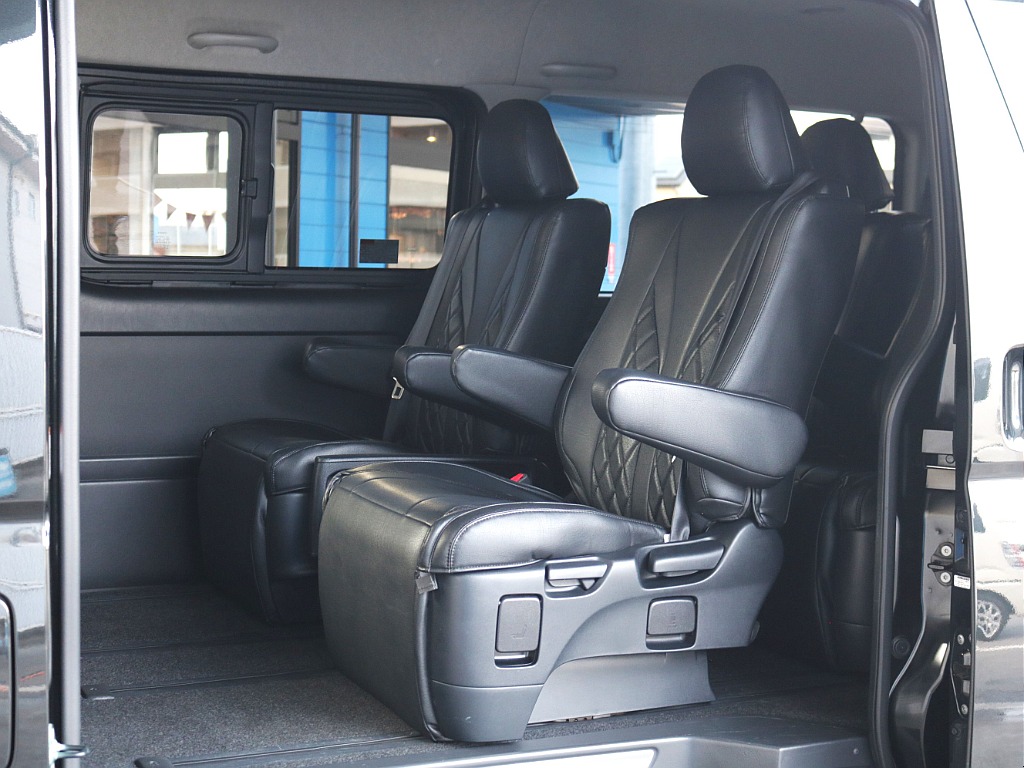 セカンドシートキャプテンシート2脚装備済み！