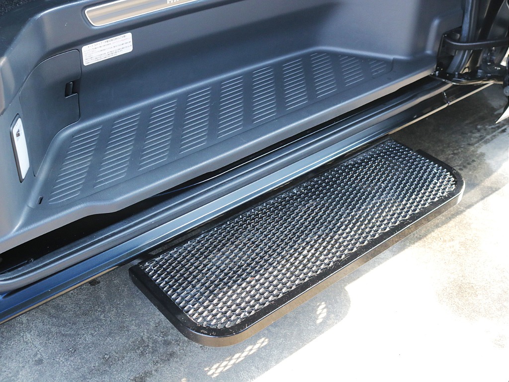 アシストステップ付きで乗り降り楽々！