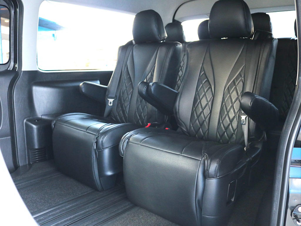 オットマン付きで送迎にも最適な贅沢仕様！