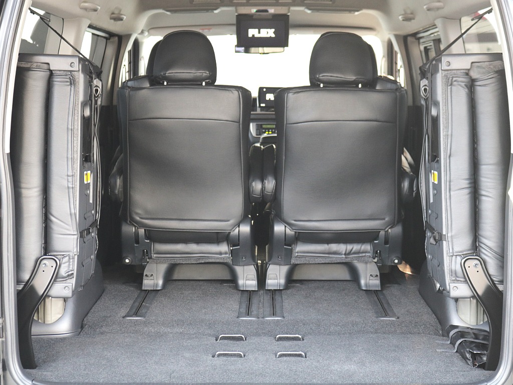 跳ね上げ可能で荷物スペースも確保！