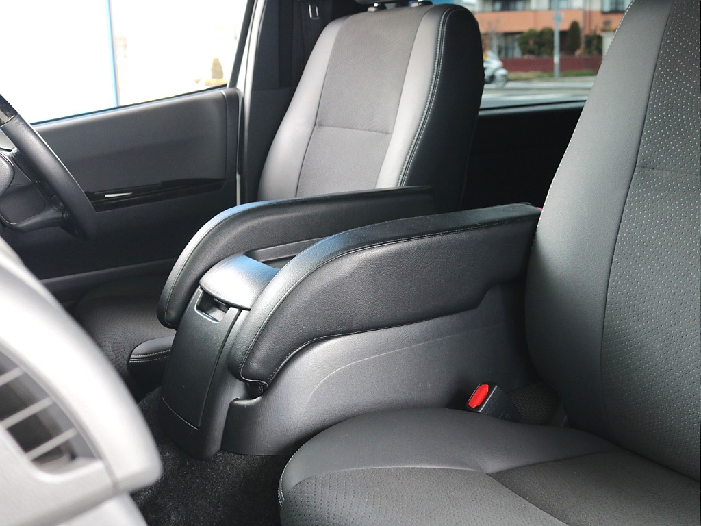 アームレスト左右付き