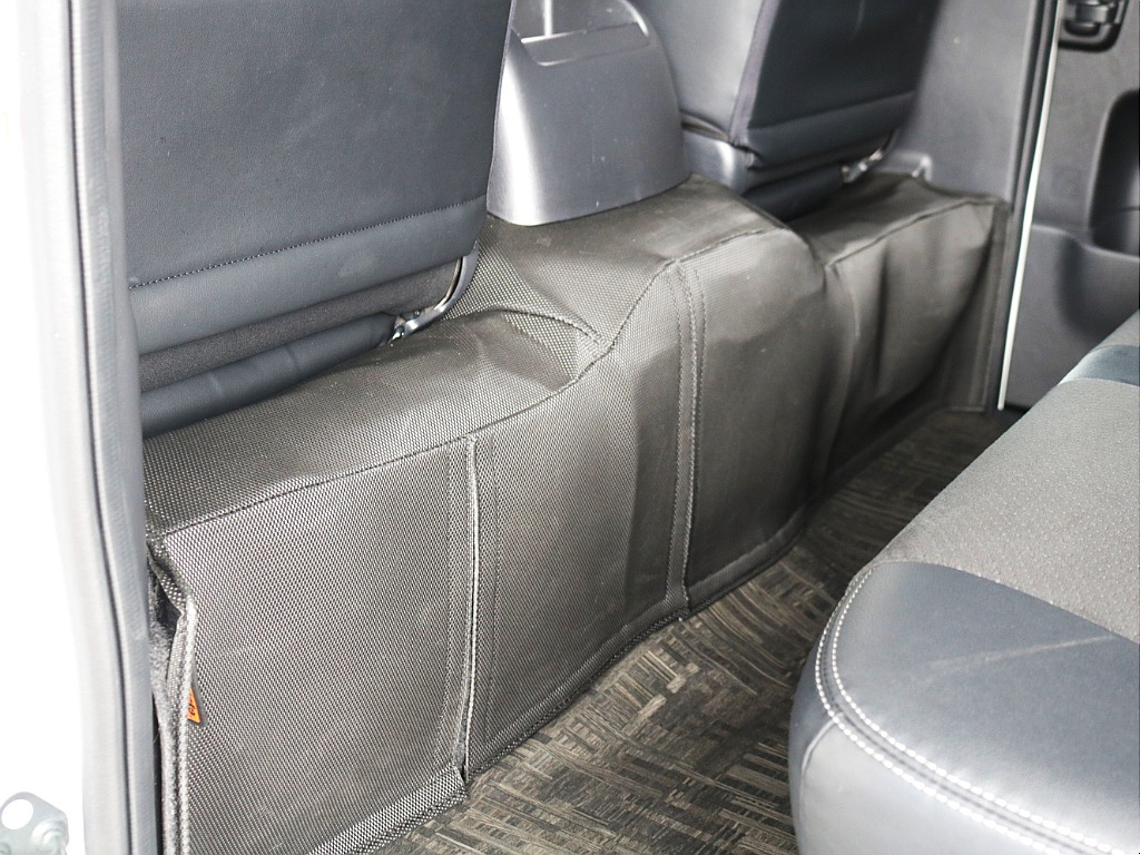 エンジンルームカバー