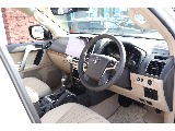 運転席から乗り込み時は質感の高いインテリアが迎えてくれます。