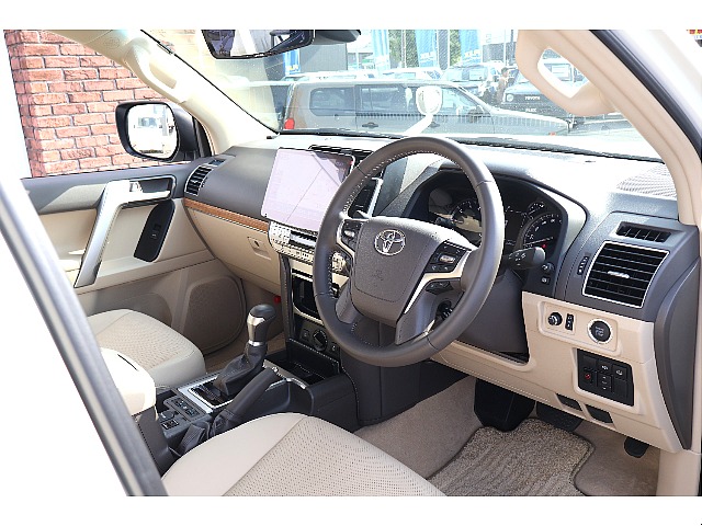 運転席から乗り込み時は質感の高いインテリアが迎えてくれます。