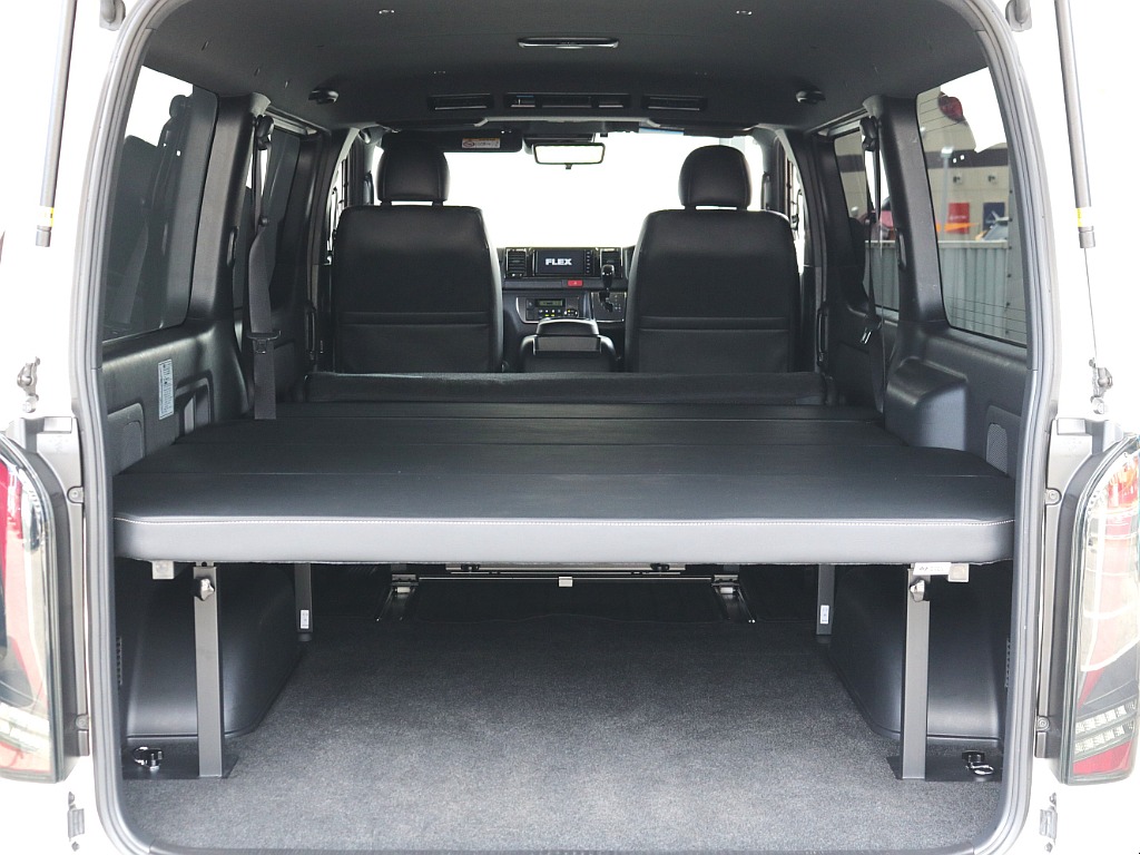 セカンドシート背もたれ倒せば、フルフラット可能