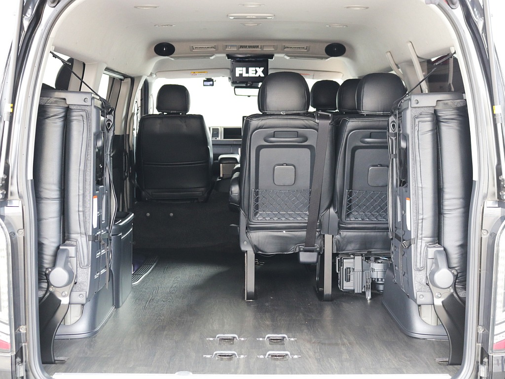 4列目跳ね上げ可能！荷物スペースも確保！