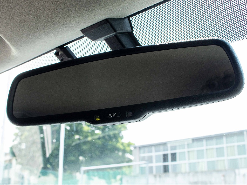 バックカメラ内蔵自動防眩ミラー