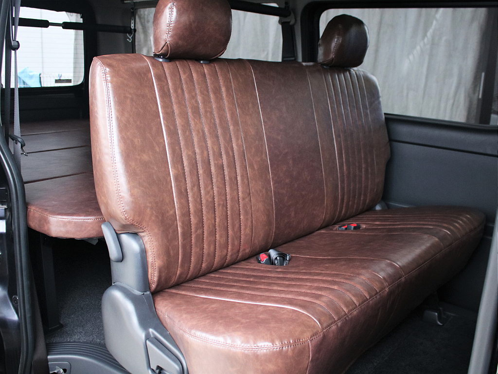 後席も同様に新品オリジナルKNOTRECORDSシートカバーが装備されております！