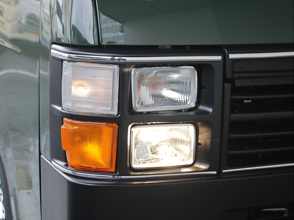 角目４灯のハイエースの商業車感を変えてくれるヘッドライトとなっております！