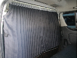 間仕切りカーテンも装備済み！車中泊の際もプライバシーが守られます！
