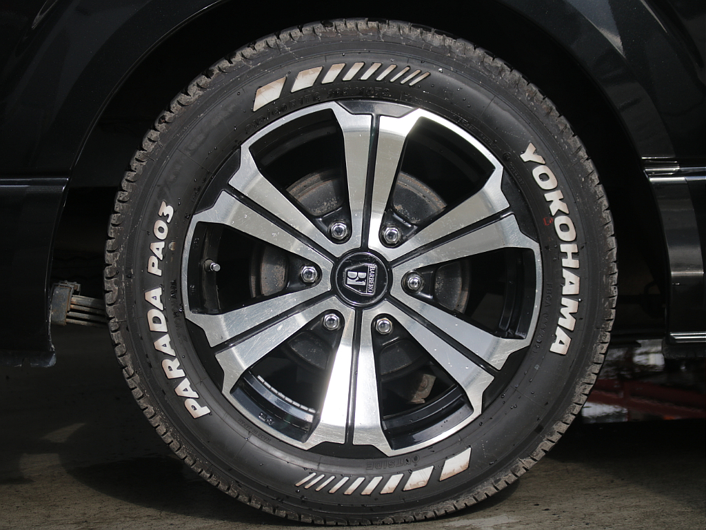 バルベログランデ１７インチアルミホイールにヨコハマパラダのタイヤを装備されております！