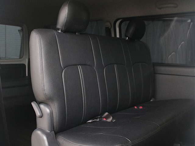 後部座席も前席同様にクラッツィオ黒革調シートカバーを装備しております！