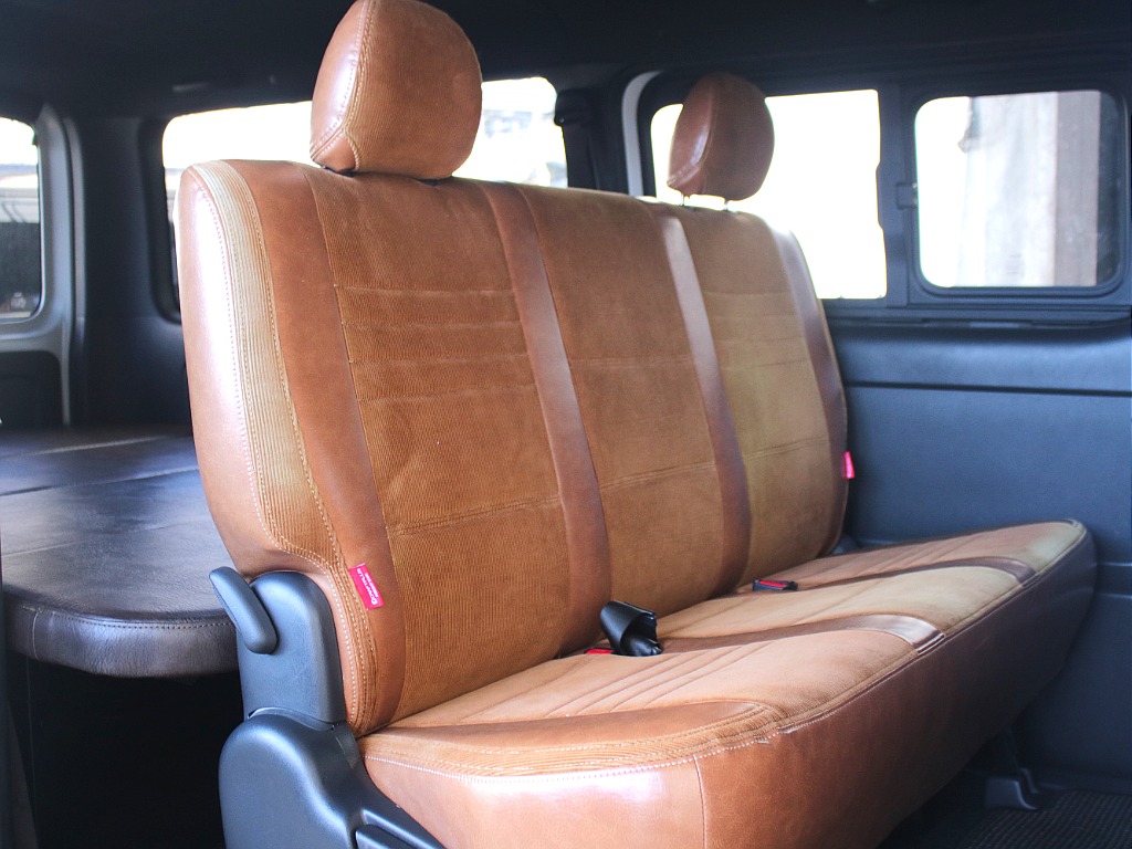 後部座席も前席同様にクラフトプラス製のシートカバーを装備しております！