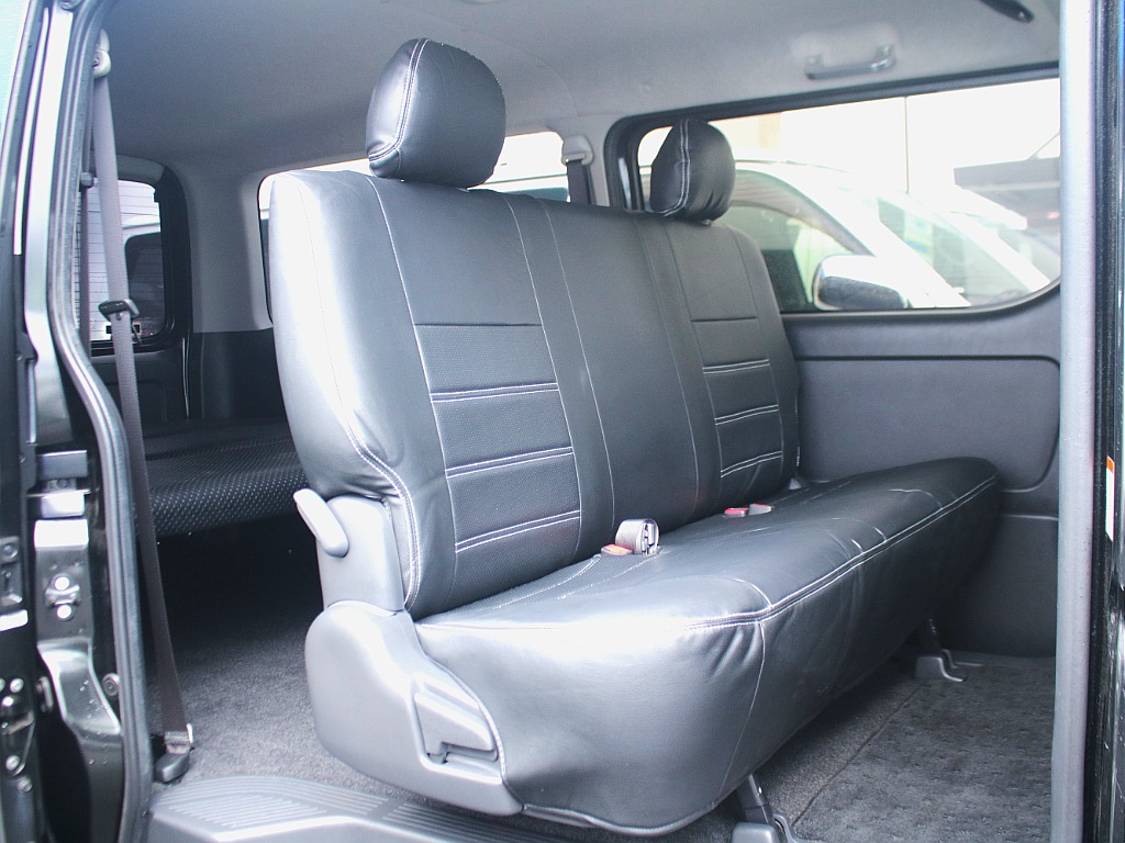 後部座席も前席同様にFLEXオリジナル黒革調シートカバーを装備しております！