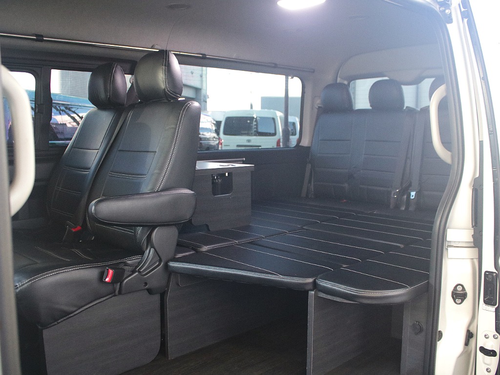 後部座席も前席同様にオリジナルシートカバーを装備しております！更に、オリジナル内装架装Ver.1を装備しております！