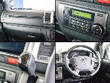 シフトノブ、ステアリングがマホガニー調の黒木目になってます！