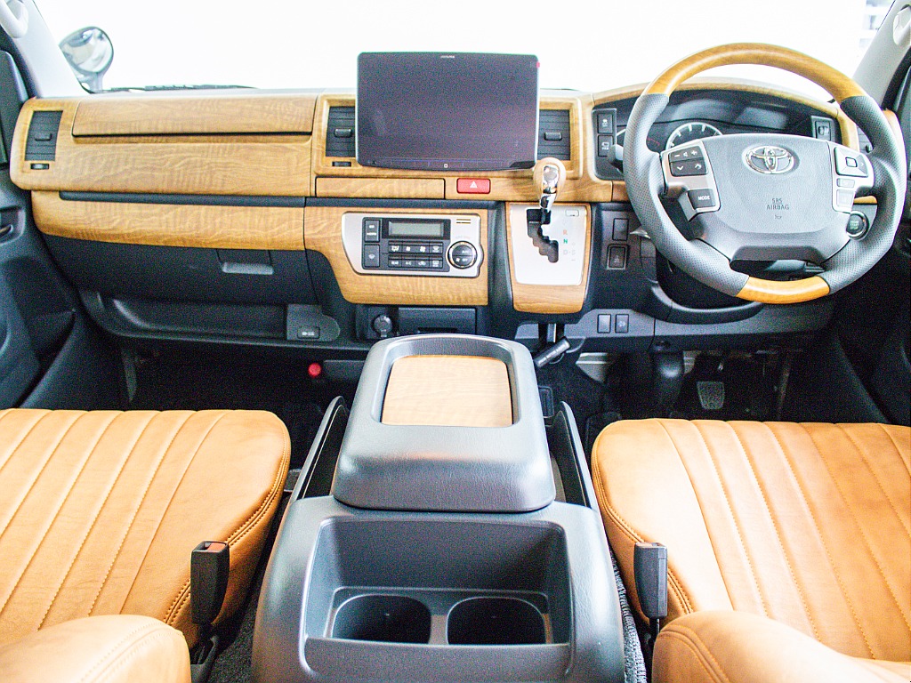 運転席周りも明るく、おしゃれな内装に仕上がってます！