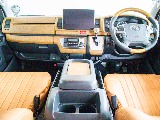 運転席周りも明るく、おしゃれな内装に仕上がってます！