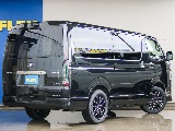 オリジナルパーツを多数装備し、かっこいいハイエースにカスタムしてます！
