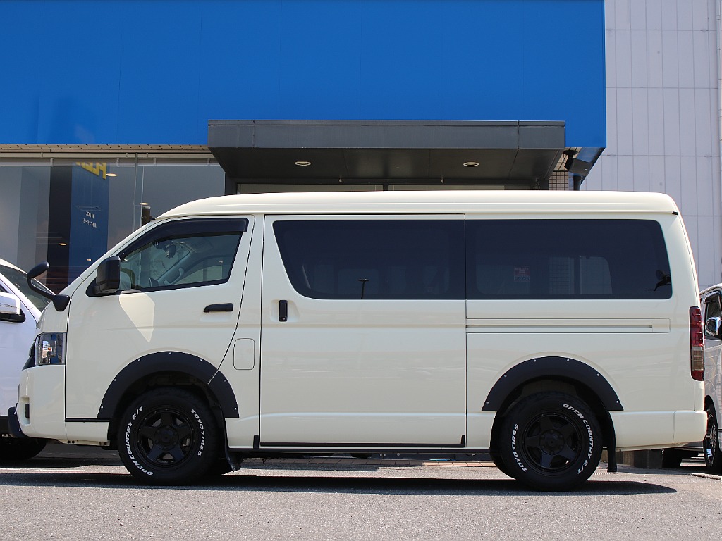 迫力のあるオーバーフェンダーなども装備されてます！メーカーオプションも搭載している車両です！