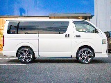 車中泊に最適な両側小窓付き！