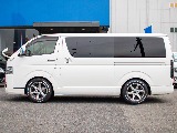 両側小窓付きの車両になります！