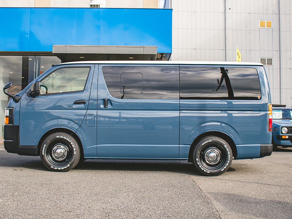 両側小窓付きの手動スライドドアになります！