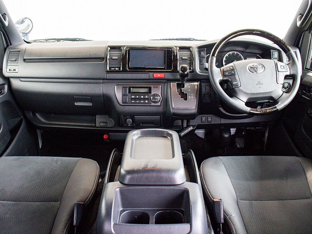 ダークプライムⅡならではの運転席周りになります！インパネ、シフトノブ、ステアリングがマホガニー調の黒木目で統一！