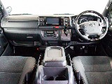 ダークプライムⅡならではの運転席周りになります！インパネ、シフトノブ、ステアリングがマホガニー調の黒木目で統一！