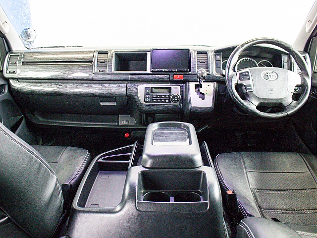 運転席周りは艶のある黒木目のインテリアパネル3点を装備してます！