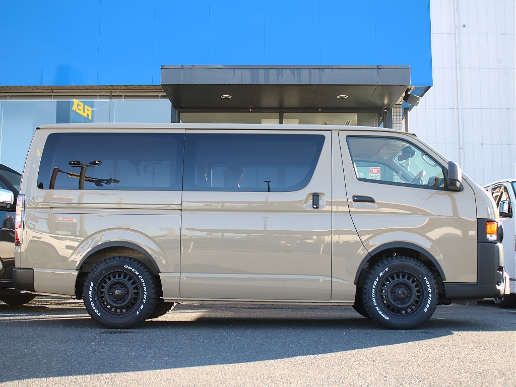 オーバーフェンダーのマッドブラックを装備することによってタイヤハウスの空間が広く見えるような効果もあります！