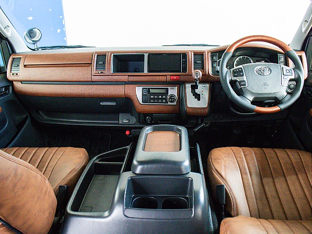 ブラウンでまとめたメリハリのあるコックピットとなっております！