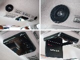 10インチの大画面フリップダウンモニターにルーフスピーカーまで装備しております！