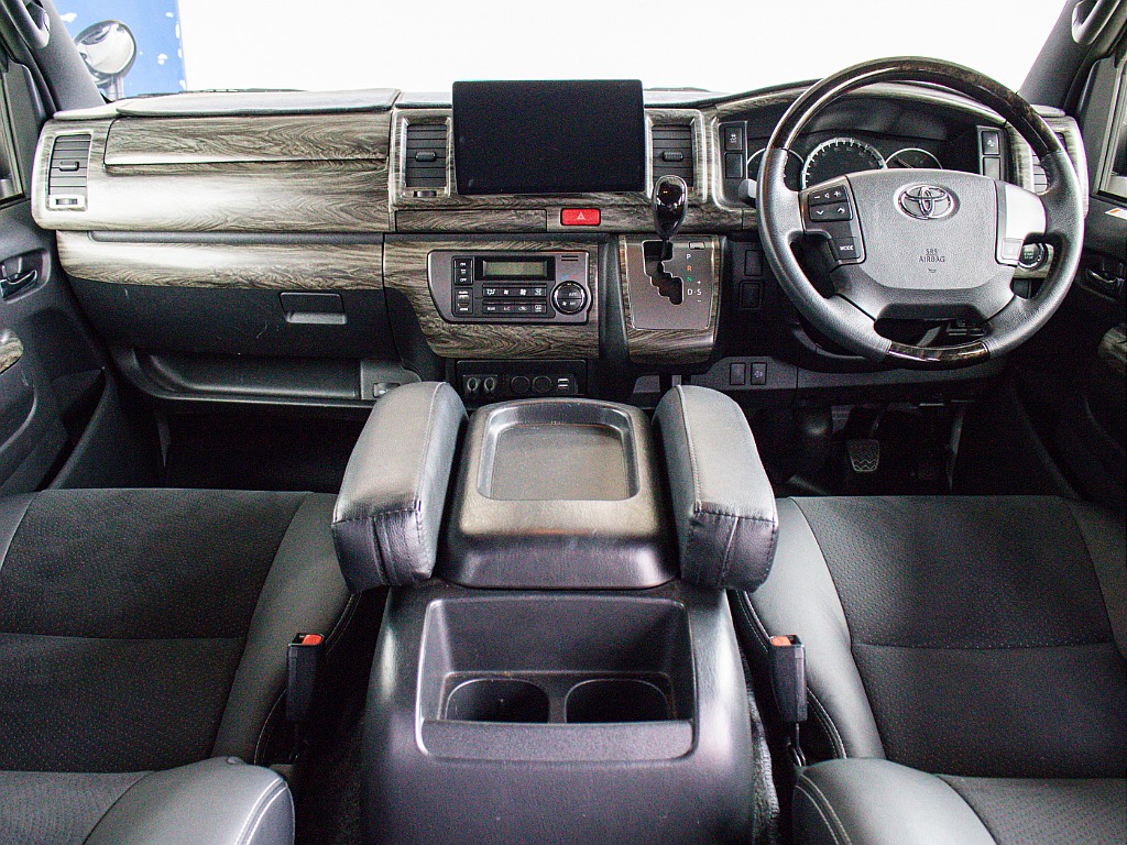 コックピット周りのお写真になります！インテリアパネル、ステアリング、シフトノブが黒木目となっております！