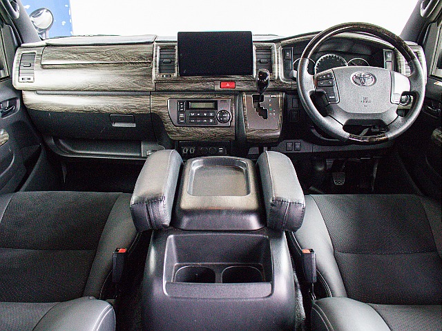 コックピット周りのお写真になります！インテリアパネル、ステアリング、シフトノブが黒木目となっております！