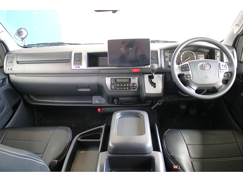 運転席周りのお写真になります！新車でのご案内です！