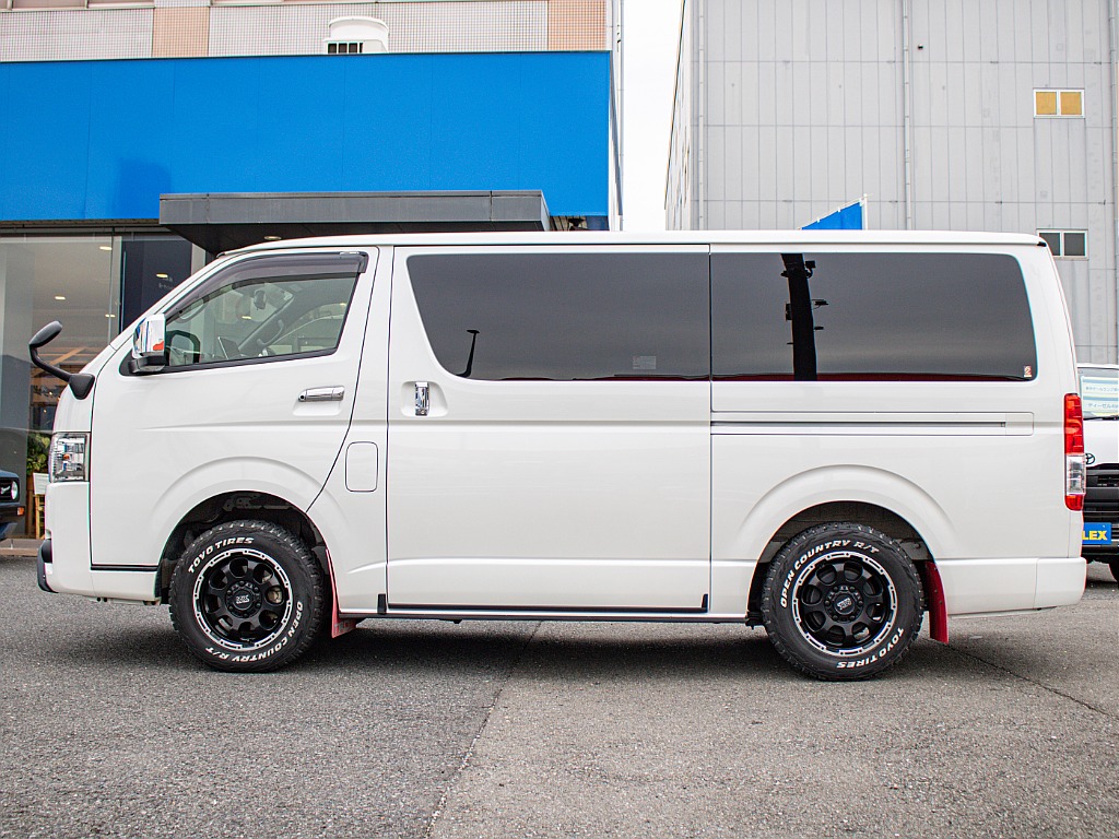 カスタムパーツ豊富なオフロードパッケージとなっております！